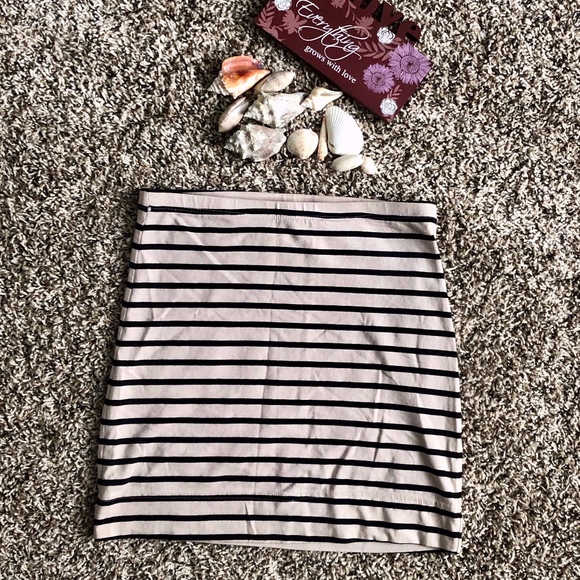 Tan and black skirt - Picture 1 of 2